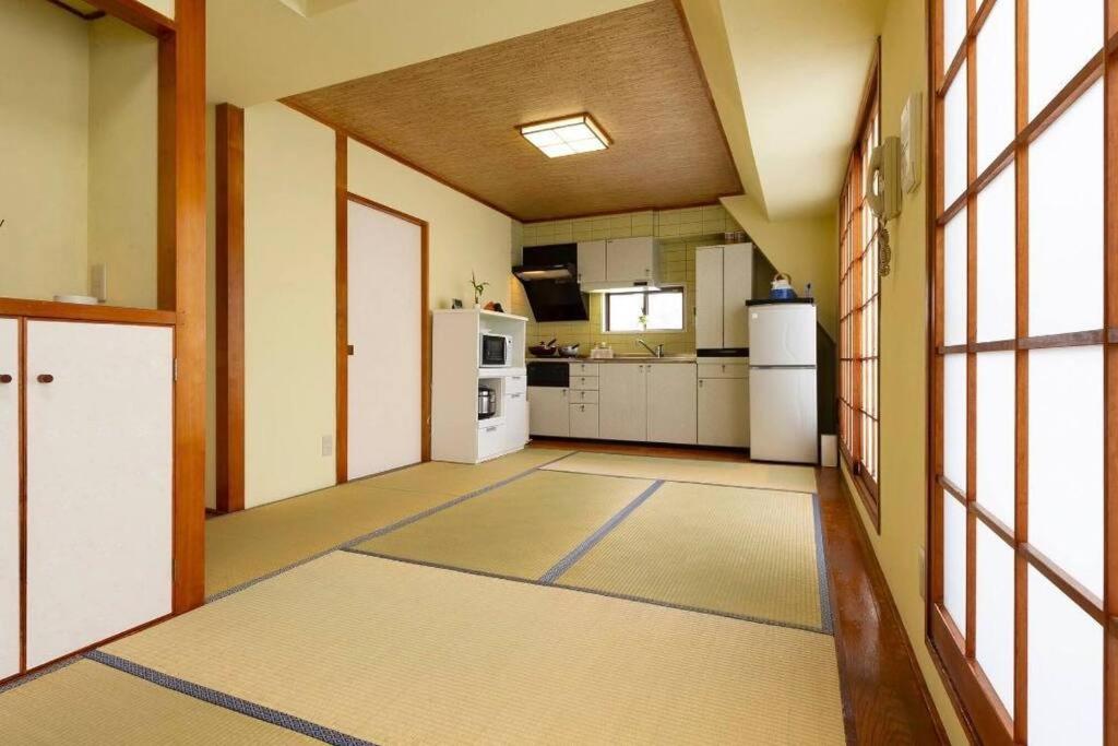 7th Floor Apartment: Airport-accessible Urban Retreat Apartment