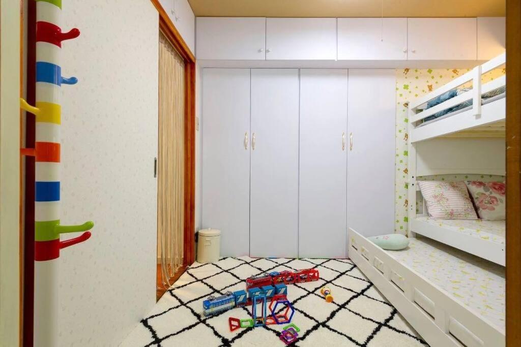 Apartment 7th Floor Apartment: Airport-accessible Urban Retreat