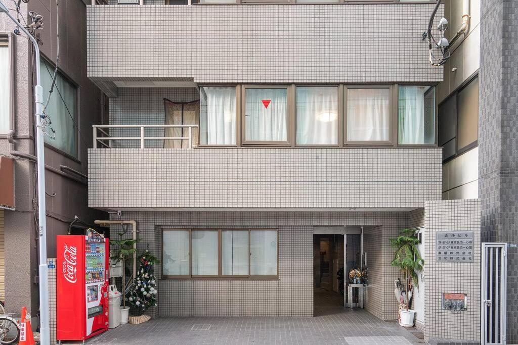 7th Floor Apartment: Airport-accessible Urban Retreat *
