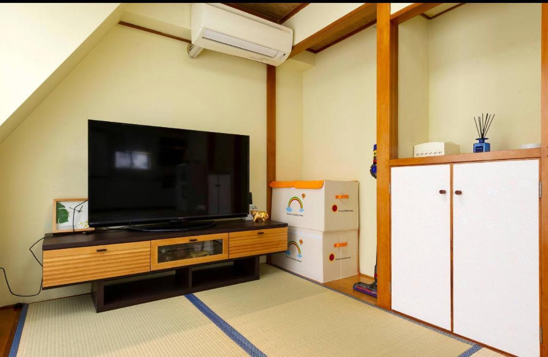 7th Floor Apartment: Airport-accessible Urban Retreat Apartment *