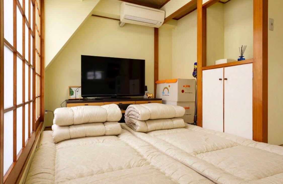 Apartment 7th Floor Apartment: Airport-accessible Urban Retreat *