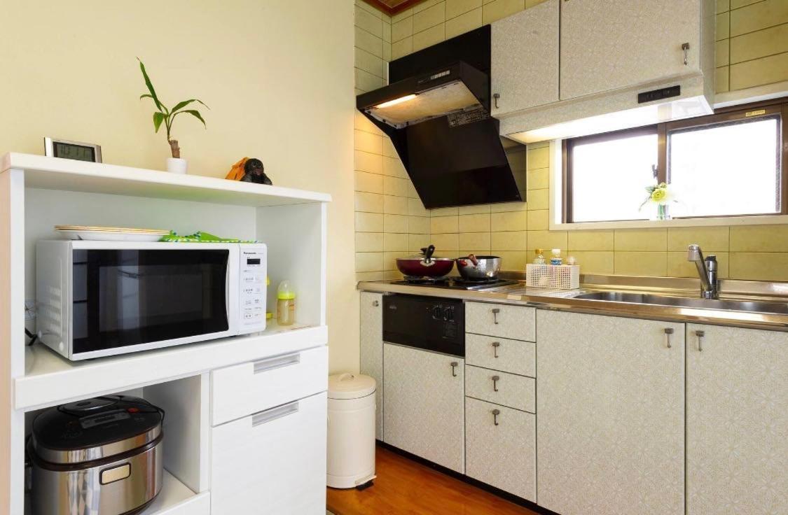 7th Floor Apartment: Airport-accessible Urban Retreat Apartment *